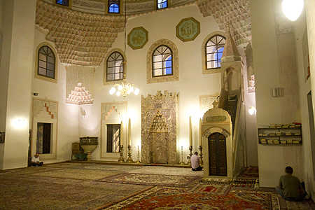 Bosnian tärkein moskeija sisältä